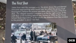 Placa commemorativa del momento del primer impacto de bala al presidente JFK en Elm Street.