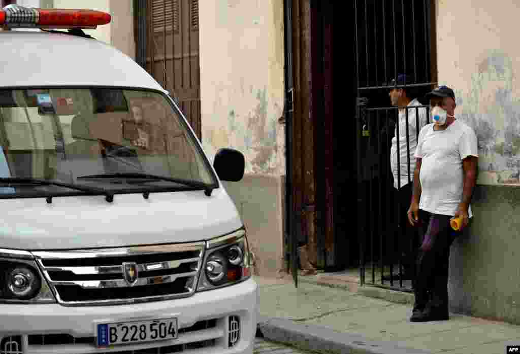  Un hombre usa una m&#225;scara facial en La Habana.