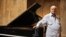 El profesor de piano cubano Salomón Mikowsky en una sala de conciertos en La Habana (Cuba), durante una de las jornadas del I Encuentro de Jóvenes Pianistas, que comenzó el 25 de mayo y cerrará el 9 de junio de 2013.