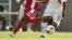 Kahlil Velásquez (i) de Belice ante Yoel Colome (d) de Cuba  durante un partido 