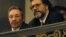 Raúl Castro (i) y su asesor Abel Prieto asisten a una función de ballet.  