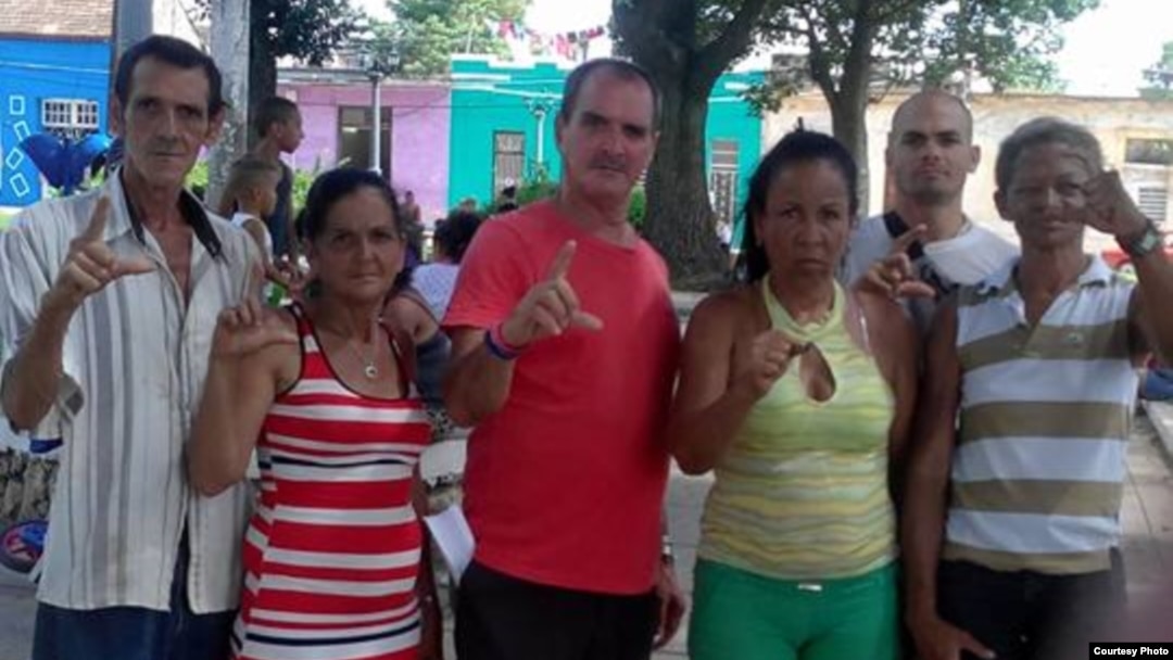 Activistas de #Otro18, este 4 de julio, protestan en el Parque José Martí, en La Habana.