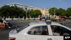 Un auto policial patrulla las calles de El Vedado, en La Habana. (Pablo Porciuncula/AFP)