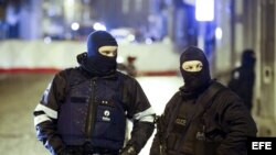 Antidisturbios en los accesos a la calle donde efectuaban una operación antiterrorista en Verviers, Lieja, Bélgica (15 de enero, 2015). 