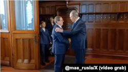 El canciller cubano Bruno Rodríguez saluda a su homólogo ruso Sergei Lavrov, en Moscú. 