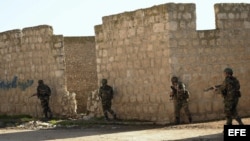 Imagen cedida por la agencia árabe siria de noticias (SANA), tomando posición en Jebrin, en la provincia rural del Aleppo, Siria. 