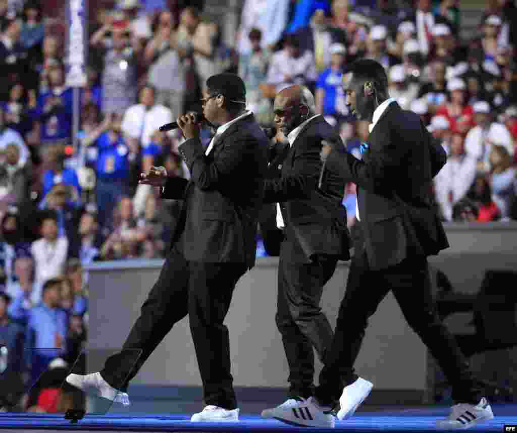 Boyz II Men se presenta durante la primera jornada de la Convención Nacional Demócrata 2016 hoy, 25 de julio de 2016, en el Wells Fargo Center de Filadelfia, Pensilvania. EFE/TANNEN MAURY