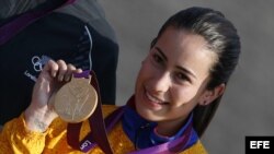 La colombiana, Mariana Pajón, medalla de oro en la finales de BMX de los Juegos Olímpicos de Londres el viernes 10 de agosto de 2012. EFE/Javier Lizón