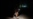 Cubanos caminan por una calle iluminadas con linternas durante un apagón en La Habana. Foto: AP/Ramón Espinosa 