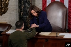 La vicepresidenta Kamala Harris saluda al presidente ucraniano Volodymyr Zelenskyy en una sesión del Congreso en el Capitolio en Washington, el 21 de diciembre de 2022. (Foto AP/Carolyn Kaster)