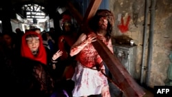 Peregrinos recrean el viacrucis en Jerusalén. 
