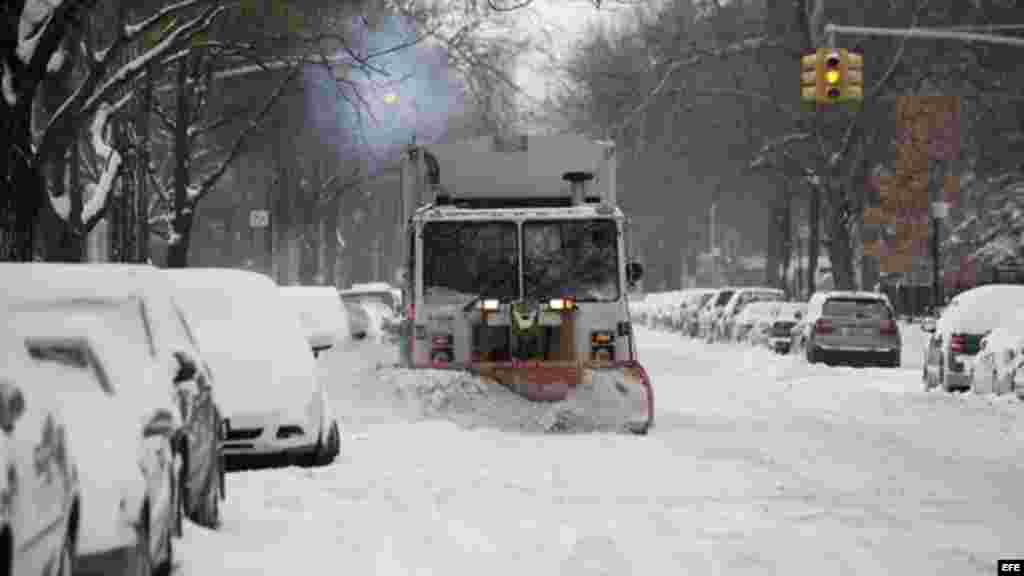 Una máquina quitanieves trabaja en una calle de Nueva York