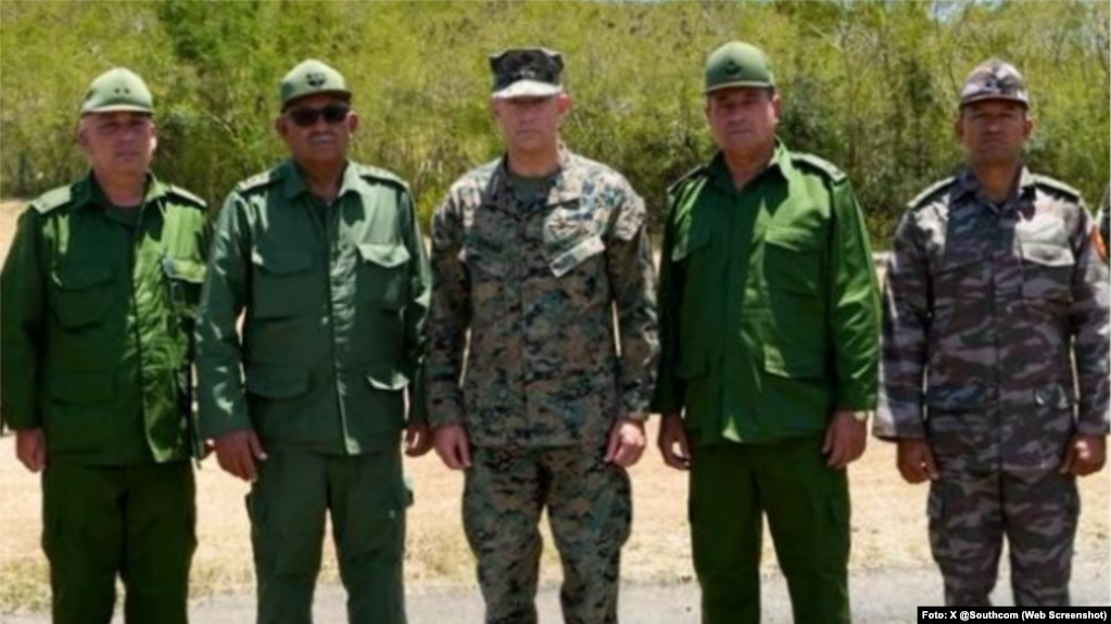 Comandante del Comando Sur, general Francis L. Donovan, con el general Roberto Legrá Sotolongo y otros altos mandos militares cubanos
