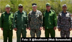 Comandante del Comando Sur, general Francis L. Donovan, con el general Roberto Legrá Sotolongo y otros altos mandos militares cubanos