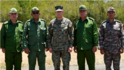 Comandante del Comando Sur, general Francis L. Donovan, con el general Roberto Legrá Sotolongo y otros altos mandos militares cubanos