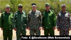 Comandante del Comando Sur, general Francis L. Donovan, con el general Roberto Legrá Sotolongo y otros altos mandos militares cubanos