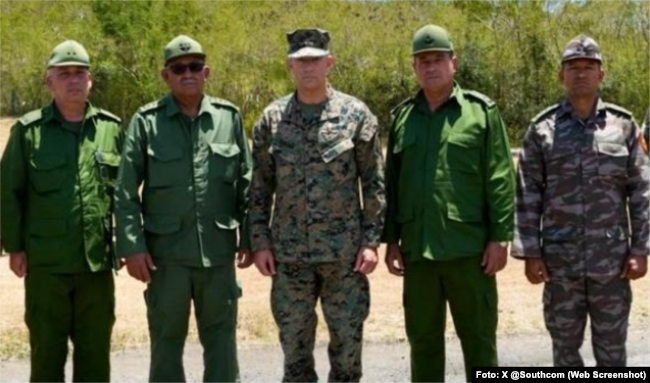 Comandante del Comando Sur, general Francis L. Donovan, con el general Roberto Legrá Sotolongo y otros altos mandos militares cubanos