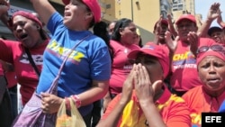 Partidarios del fallecido presidente venezolano Hugo Chávez observan hoy, miércoles 6 de marzo de 2013, el féretro del gobernante en Caracas 
