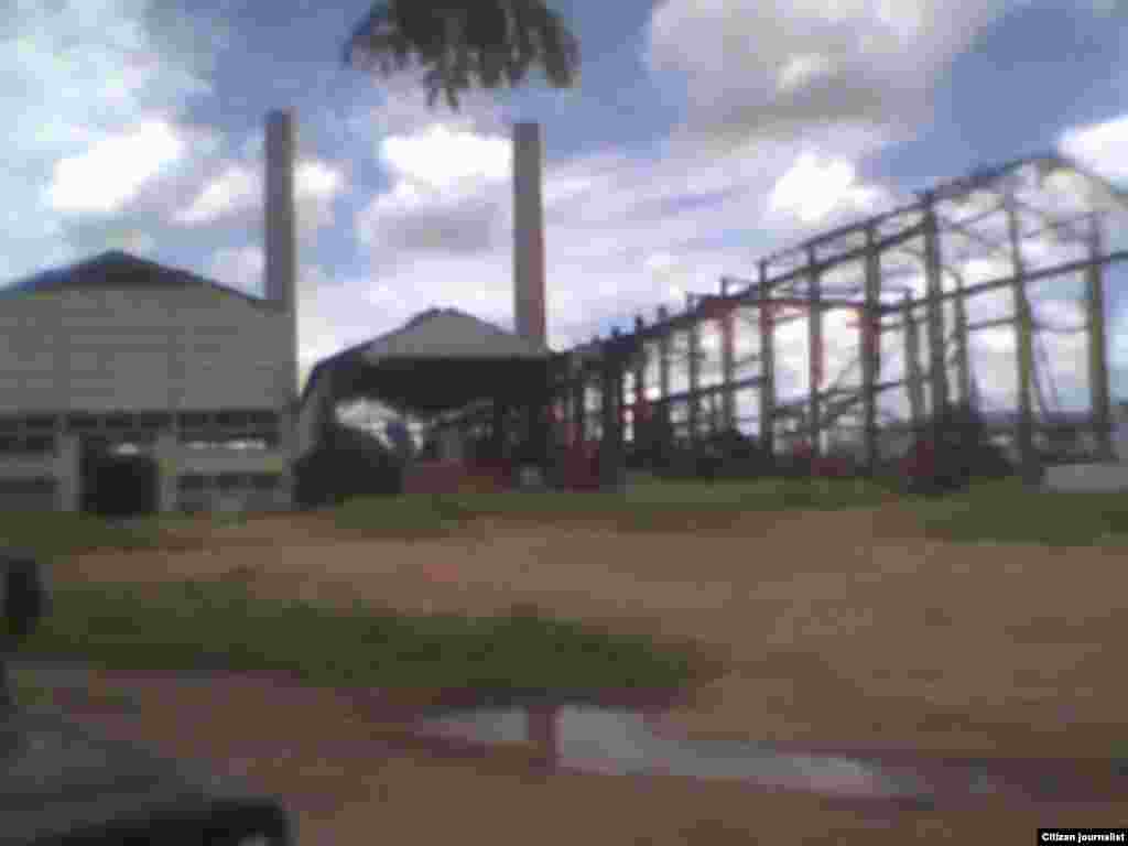 Reportero ciudadano Yosmel Martínez recorre el antiguo Central España en la localidad de Perico, Matanzas.