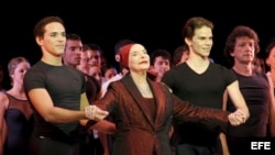 La fundadora y directora del Ballet Nacional de Cuba, Alicia Alonso, acompañada de los bailarines Rómel Frómeta (i) y Joel Carreño. 