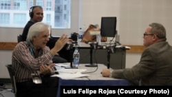 El periodista y escritor Orlando González Esteva (izq.) entrevista al narrador y poeta Luis De La Paz, para el programa “Entre nosotros”, de Radio Martí en la Feria del Libro de Miami, 2015. Foto: Luis Felipe Rojas.