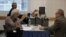 El periodista y escritor Orlando González Esteva (izq.) entrevista al narrador y poeta Luis De La Paz, para el programa “Entre nosotros”, de Radio Martí en la Feria del Libro de Miami, 2015. Foto: Luis Felipe Rojas.