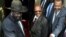 El presidente de Sudán del Sur, Salva Kiir (i) recibe a su homólogo sudanés, Omar al Bashir (c) en Yuba, Sudán del Sur.