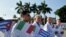 Cubanos de dentro y fuera de la isla han protestado por el envió de médicos a Italia mientras los propios cubanos enfrentan un futuro incierto ante la propagación de la enfermedad. (Yamil LAGE/ FP)