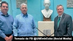 El escritor Angel Santiesteban, el Soberano Gran Comendador, José Ramón Viñas, y el embajador Mike Hammer.