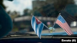 Banderas de EEUU y Cuba en un auto en La Habana. 