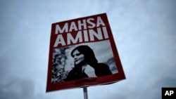 Una protesta en Berlín el 28 de septiembre de 2022, donde se vé la imagen de Mahsa Amini, la joven kurda iraní que falleció en Teherán el 16 de septiembre de 2022 luego de ser arrestada por usar mal el velo islámico. (AP Photo/Markus Schreiber, File).