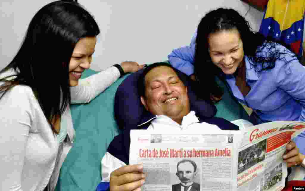 La foto de Chávez y sus hijas Rosa Virgina y María Gabriella.