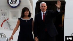 El vicepresidente Mike Pence y su esposa Karen Pence desembarcan del Air Force 2. (Foto