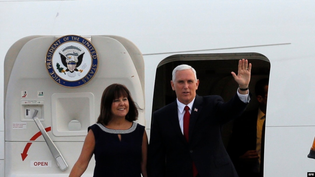 El vicepresidente Mike Pence y su esposa Karen Pence desembarcan del Air Force 2. (Foto