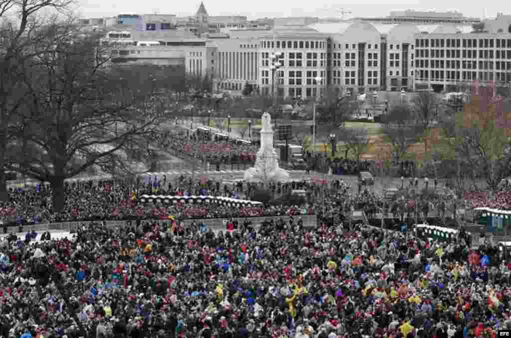 Varias personas esperan en la zona conocida como National Mall, mientras aguardan a que comience la ceremonia de investidura del empresario neoyorquino Donald Trump como nuevo presidente de Estados Unidos en Washington DC&nbsp; hoy, 20 de enero de 2017. &nbsp;