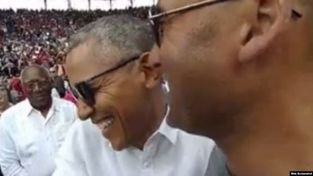 El presidente Obama y Jeter (c-d), en el estadio Latinoamericano.