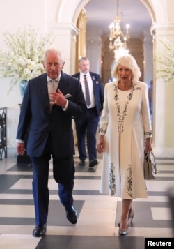 El rey Carlos III y la reina Camilla entran en la Biblioteca del Embajador de la Embajada británica, en Washington D.C.