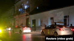 La policía patrulla las calles de La Habana en medio del apagón general que ha generado cacerolazos y otras formas de protesta en Cuba.