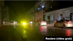 La policía patrulla las calles de La Habana en medio del apagón general que ha generado cacerolazos y otras formas de protesta en Cuba.