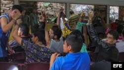 Manifestantes muestran sus manos esposadas tras el desmantelamiento de campamentos por la Guardia Nacional Bolivariana. Archivo.