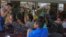 Manifestantes muestran sus manos esposadas tras el desmantelamiento de campamentos por la Guardia Nacional Bolivariana. Archivo.