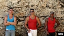 Tres jóvenes cubanos posan en una céntrica calle de La Habana (Cuba).