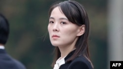 Esta foto de archivo tomada el 2 de marzo de 2019 muestra a Kim Yo Jong, hermana del líder de Corea del Norte, Kim Jong Un, asiste a una ceremonia de colocación de coronas en el Mausoleo de Ho Chi Minh durante una visita a Hanoi. (JORGE SILVA / POOL /