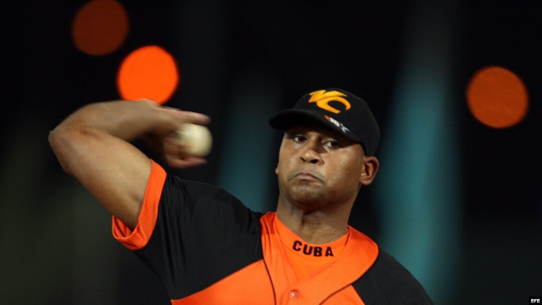 El lanzador de Cuba Freddy Álvarez lanza una bola ante México durante un juego de la Serie del Caribe 2014 realizado en el estadio Nueva Esparta en Margarita (Venezuela). 