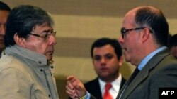 El canciller de Colombia Carlos Holmes Trujillo (I) habla con el enviado de Juan Gauidó, Julio Borges, en Bogotá, el 27 de abril de 2019. © AFP Juan BARRETO