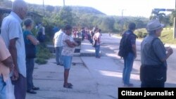 Reporta Cuba. Ciudadanos esperan por el transporte público. Fotos: Rafael Molina.