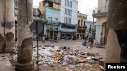 Basurero en una esquina de La Habana. La insalubridad se extiende por todo el país ante la falta de transporte y combustible para la recogida de desperdicios. 
