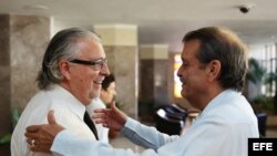 El vicecanciller cubano, Abelardo Moreno (d), saluda al jefe de la delegación de la Unión Europea en Cuba, Hernán Portocarero (i), en la Cancillería cubana en La Habana (9 de septiembre, 2015).