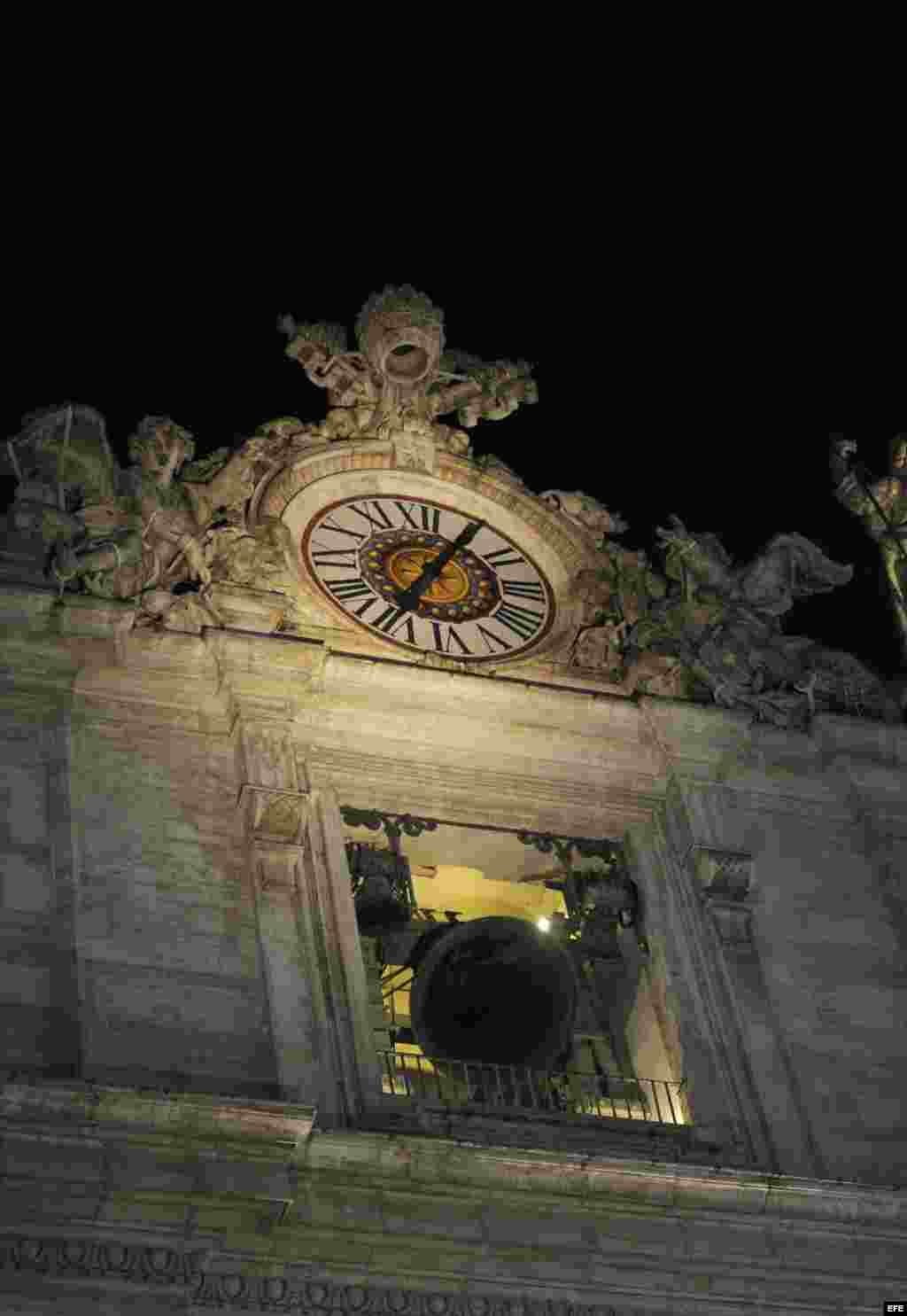 Las campanas de la Basílica de San Pedro repican al tiempo que surge la fumata blanca (no visible en la foto) durante la segunda jornada de Cónclave en la ciudad del Vaticano hoy, miércoles 13 de marzo de 2013. Una explosión de júbilo general se ha regist