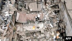Un perro camina entre los escombros de un edificio derrumbado tras el terremoto de magnitud 7,4 en Pereira, Colombia, el 15 de agosto de 2026.